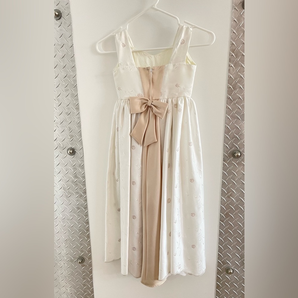 Girls Dress 22.5”chest   17”length brand new no Tag. Never worn